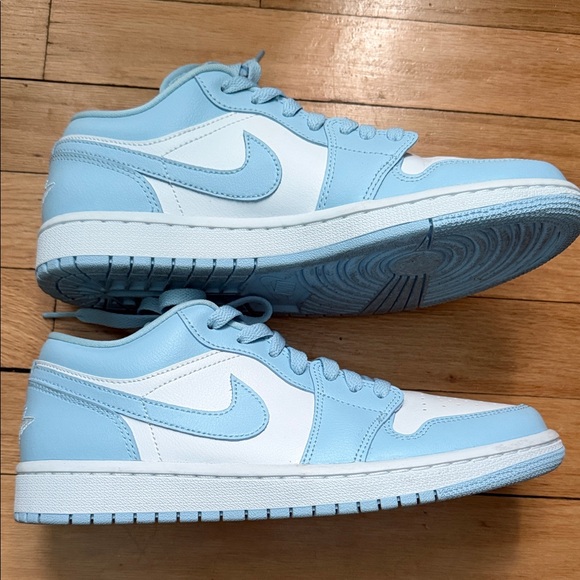 Women's Air Jordan 1 Low - Picture 2 of 7